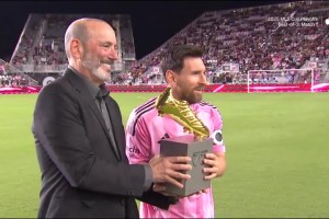 28場29球16助！梅西賽前領(lǐng)取常規(guī)賽金靴獎杯！