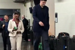 “森林狼客場挑戰(zhàn)湖人～賽前愛德華茲步行前往湖人球館...