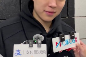 在替補(bǔ)席和隊(duì)友喊得最多的是？瀚森：不能說(shuō)??有時(shí)候有點(diǎn)罵人的