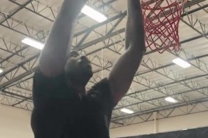 小喬丹先輕碰籃板找手感，下一秒直接暴扣