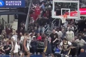 又被胖虎秀到了！錫安在文班頭上完成一記炸裂補扣