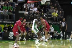 太秀了！林葳在熱身賽中頂著兩人防守，腦后no look pass妙傳