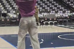 看來恢復得很不錯！歐文賽前投籃熱身訓練，汗水已濕透衣服！