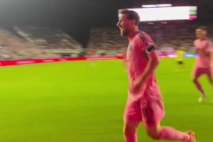 飛翔的阿根廷人??！現(xiàn)場(chǎng)視角看梅西頭球破門