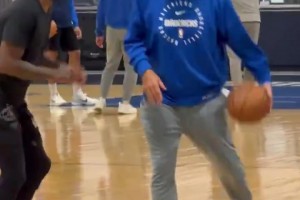 兩個歷史級控衛(wèi)！基德在訓練中推土機背打歐文，滿滿的都是歡樂！