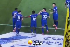 好慘！看臺(tái)球迷扔水瓶精準(zhǔn)集中努涅斯的臉，米林還好接住了??