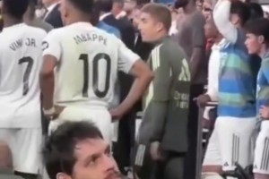 不管了！姆巴佩剛開始還拉住維尼修斯，過會兒直接加入戰(zhàn)斗??