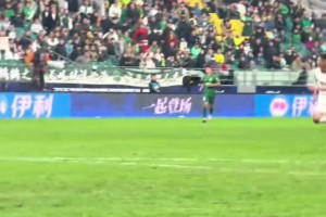 咪咕美女記者為了拍到國(guó)安球員進(jìn)球慶祝，在場(chǎng)邊狂奔