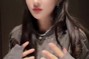 前女籃球員石一童跳手勢(shì)舞 穿著鏤空毛衣看著有點(diǎn)美啊~