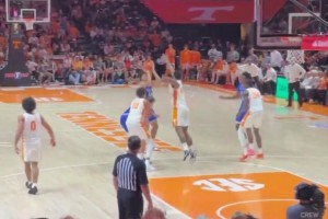 也在爭狀元！卡姆-布澤爾對陣田納西單場拿下24分23籃板！