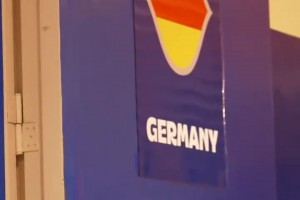 摯友！名場(chǎng)面：美國(guó)隊(duì)被淘汰，里夫斯去德國(guó)更衣室恭喜施羅德！