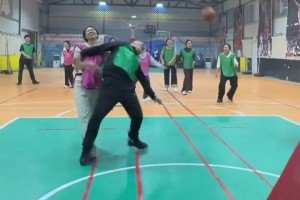 野球場(chǎng)小姐姐直接抱摔大哥，這真的不是AI生成的嗎??????