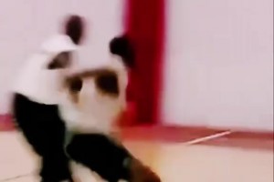 這是1999年退役的喬丹，在公牛隊(duì)訓(xùn)練1V1教育新秀科里