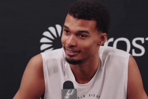 干懵了！文班亞馬吃驚：馬刺整個隊史的賽季初都沒五連勝過？？？