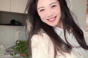 清純風(fēng)！卓識(shí)身穿一件白色襯衣牛仔褲跳手勢(shì)舞：天氣好好~