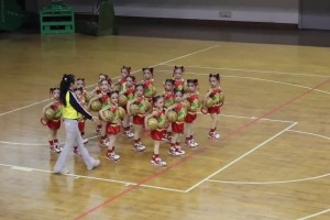 這么小的萌娃能跳出這么整齊的籃球舞，真的有點(diǎn)厲害??！