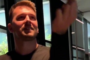 東契奇和八村桑比劃一下指尖轉(zhuǎn)球??