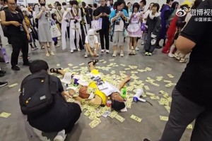 毫無底線可言！網(wǎng)友拍到漫展有人惡意躺地cos科比……