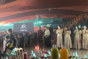 教練疑似拿戰(zhàn)術(shù)板襲擊女裁判，這是有意還是無意的啊？