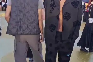 里面啥也不穿??？貝林厄姆參加LV活動這身造型如何評價