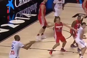 外網(wǎng)博主：現(xiàn)場看楊瀚森打球，其他9個人都在前場了，他還自己在后場慢吞吞的