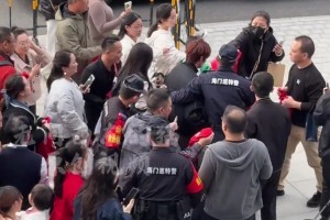 瘋狂??！實拍：粉絲“圍堵”蘇超南通球員李賢成的座駕