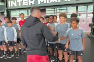 梅西向邁阿密?chē)?guó)際足球?qū)W院的孩子們展示了他的第八座金球獎(jiǎng)