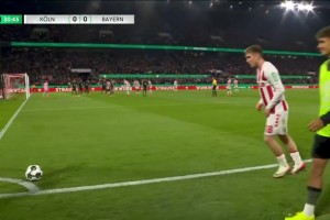 拜仁客場丟球！科隆角球開出阿赫頭球攻門得手！