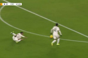 切爾西3-0領(lǐng)先！狼隊后場出球失誤！埃斯特旺挑射破門！