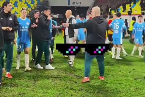 不應(yīng)該?。≠惡笕爻乔蛎耘R河南隊球員泄憤