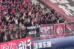 回旋鏢??去年成都球迷嘲諷河南隊(duì)：如此茍活三十年，今年...