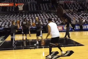 這就是大基本功嗎！鄧肯大秀45度投籃，招牌打板