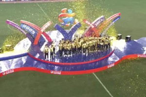 捧杯時刻??！泰州隊(duì)全體成員舉起蘇超金杯慶祝奪冠