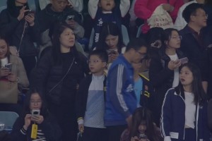 快看鏡頭?。√K超決賽中場(chǎng)文藝表演被看臺(tái)小姐姐搶鏡?