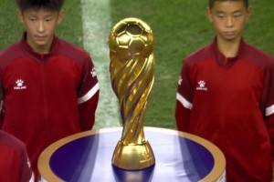 熠熠生輝！“蘇超”冠軍金杯率先亮相南京奧體迎接決戰(zhàn)時(shí)刻??