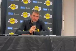 東契奇被記者問(wèn)道：是否可以場(chǎng)均40分？東契奇：那太難了！