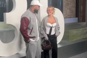 德隆-威廉姆斯與妻子合影，嫂子這身材真的不錯呀！??