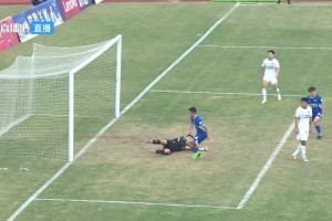 隊(duì)友完全沒(méi)想到！中甲遼寧鐵人門(mén)將送禮式“脫手”導(dǎo)致球隊(duì)被絕平