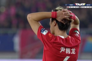 遺憾！南通隊(duì)尹韓龍第一個登場便罰丟點(diǎn)球；解說：太追求角度了