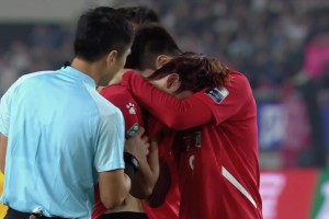 遺憾！南通隊(duì)球員李賢成失點(diǎn)丟冠后痛哭，主裁馬寧上前安慰