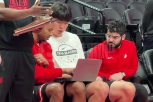 在聊什么？楊瀚森賽前與助教人員積極溝通，無需翻譯！