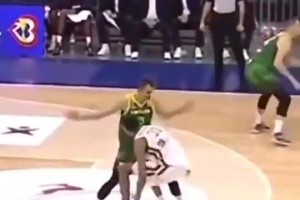 柔韌性無敵！文班亞馬摔的瞬間也太嚇人了，不過馬上站起來！