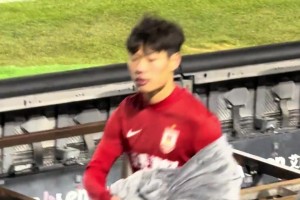 實拍：慘敗國安后，長春亞泰球員賀一然面對球迷指責做出這個動作