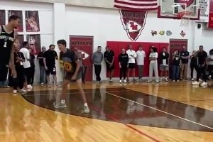 這臂展真逆天！文班微跳就抓帽球迷，隨后還上演殘暴隔扣??