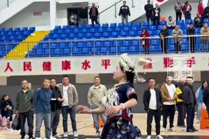 ??快來看表妹投籃了！黔南“村BA”總決賽后驚艷一幕！