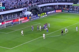 內(nèi)馬爾用他那著名的點球技術(shù)罰進了任意球，而這項技術(shù)已被禁止！