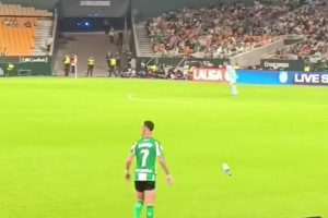 安東尼準備喝水時球隊發(fā)起進攻，立馬扔了水瓶，隨后助攻隊友破門