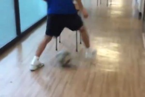 把足球融入生活！鐮田大地高中時(shí)室內(nèi)練盤(pán)帶！