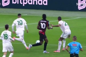 射門真是辣眼睛！巴特薩基傳中，福法納無人盯防射門踢偏