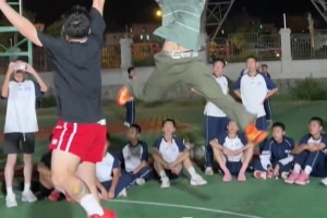 偶像喬丹！這位小哥1v1打球有多強？